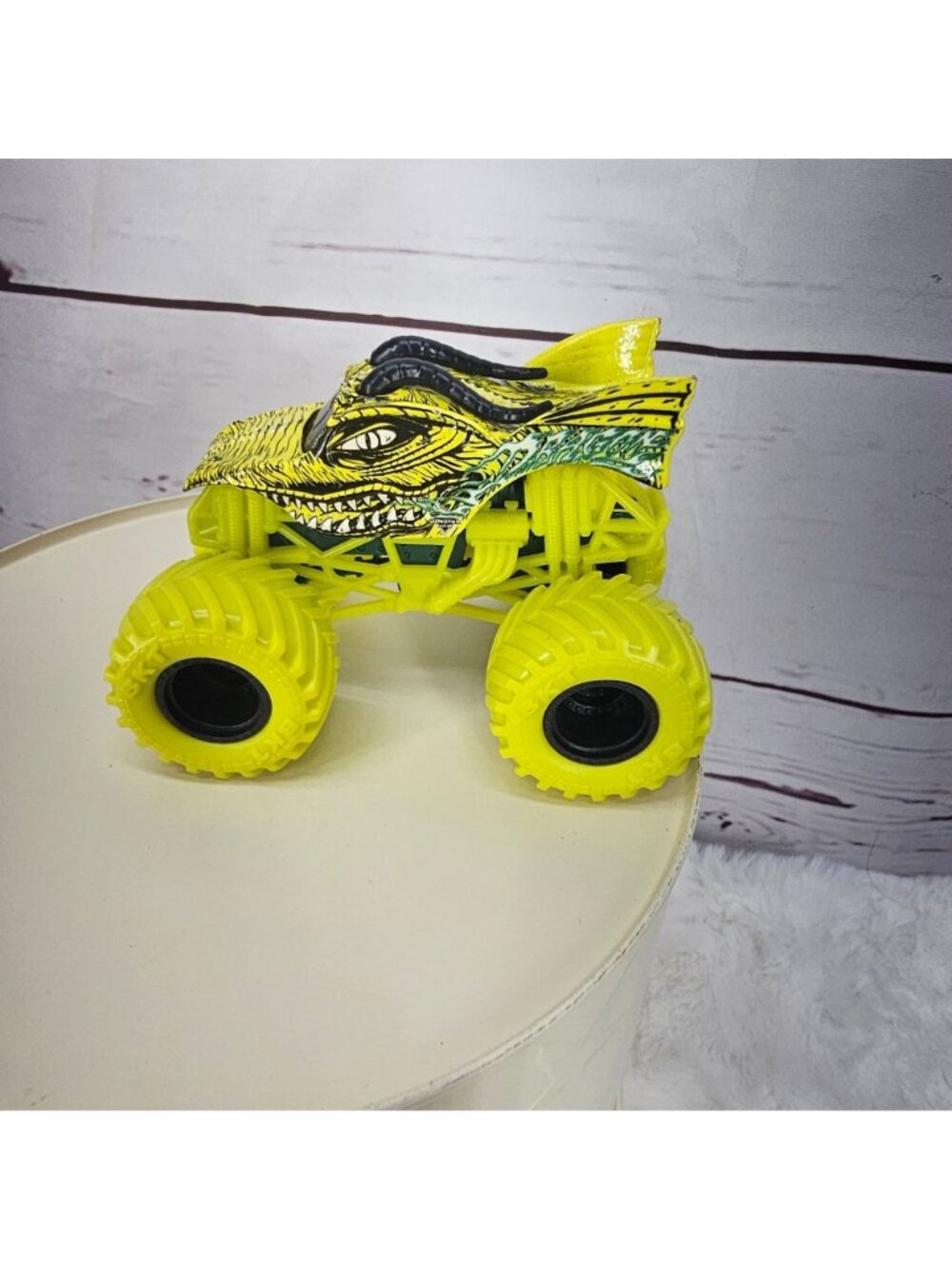 Spin Master Monster Jam Series 36 Overcharged Yellow Dragon